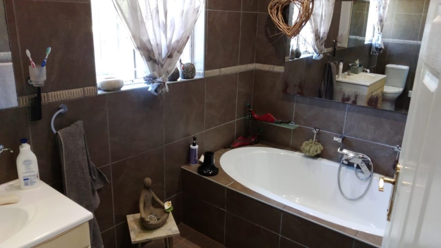 3 Bedroom Property for Sale in Glen Marais Gauteng