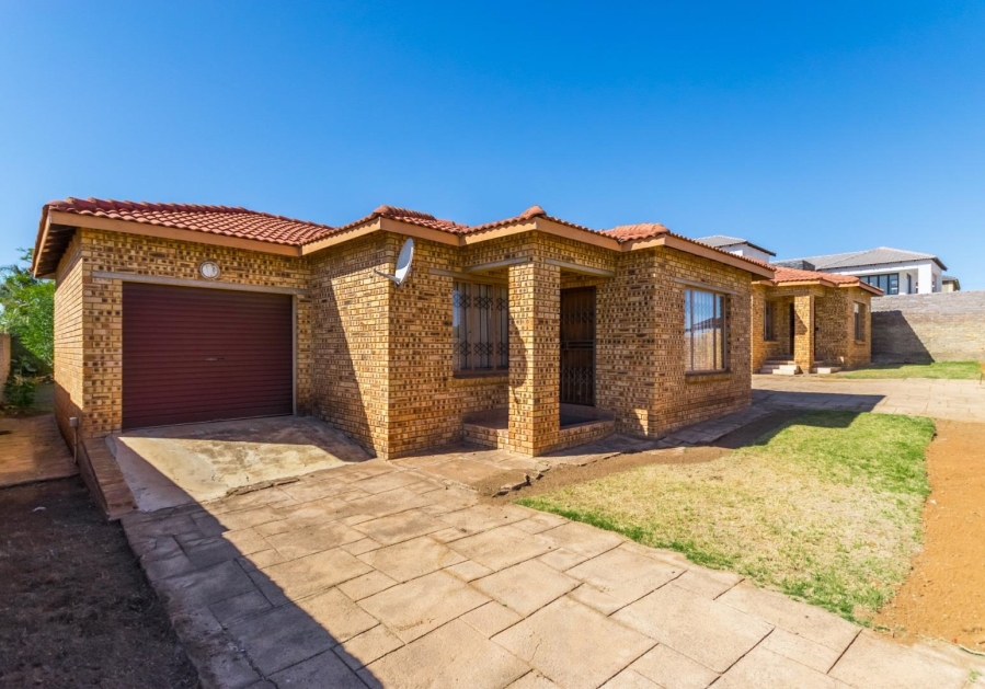 8 Bedroom Property for Sale in Greenhills Gauteng