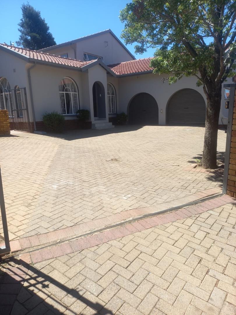 5 Bedroom Property for Sale in Mulbarton Gauteng