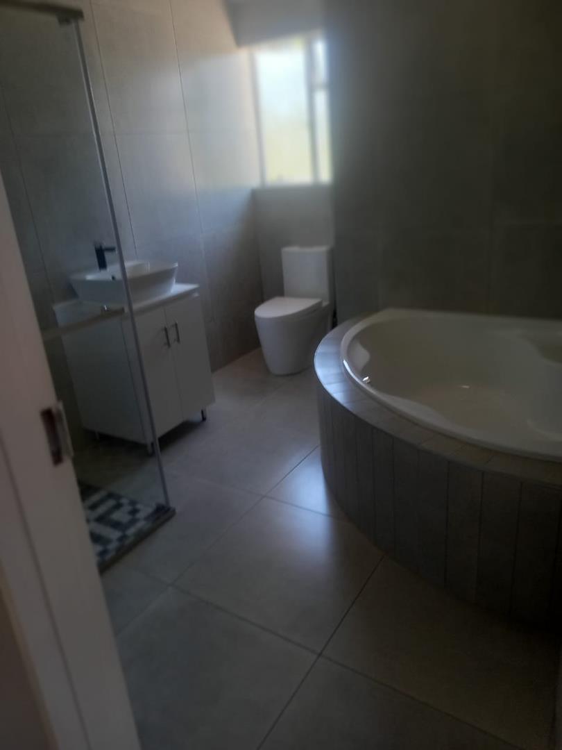 5 Bedroom Property for Sale in Mulbarton Gauteng