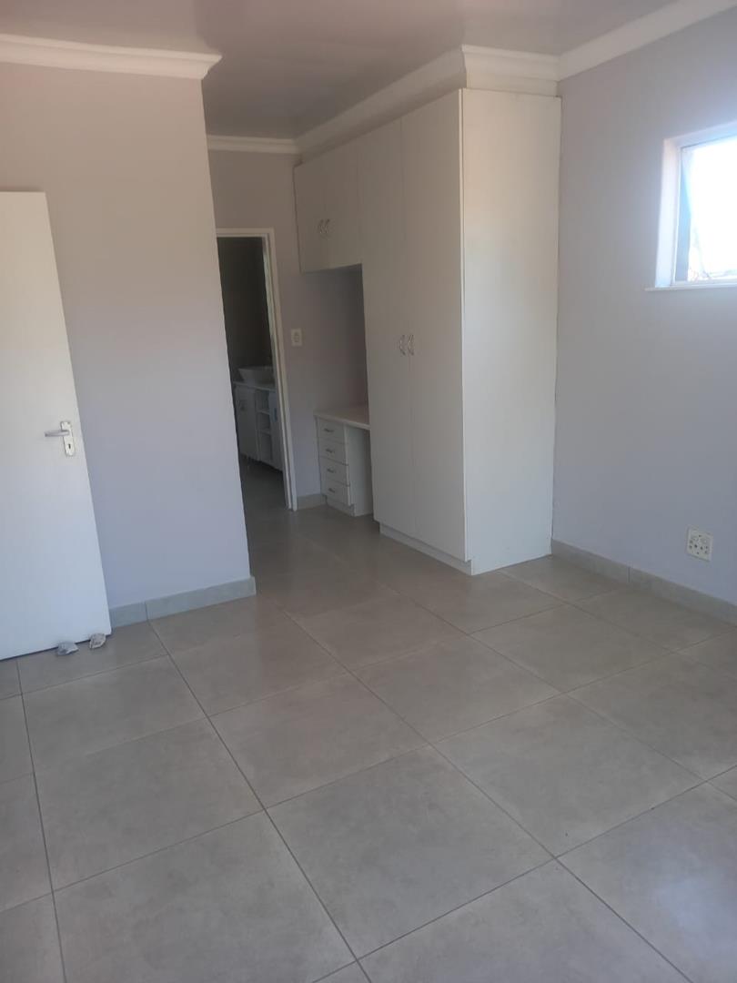 5 Bedroom Property for Sale in Mulbarton Gauteng