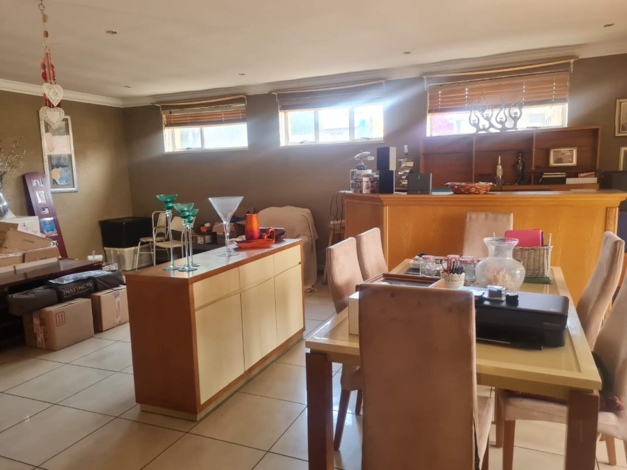 6 Bedroom Property for Sale in Linmeyer Gauteng