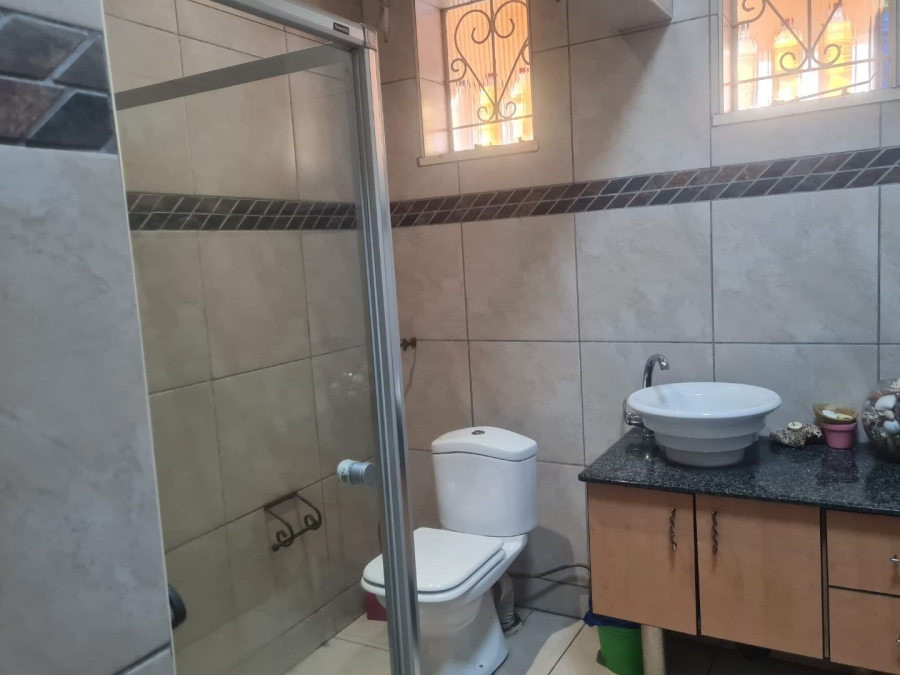 6 Bedroom Property for Sale in Linmeyer Gauteng