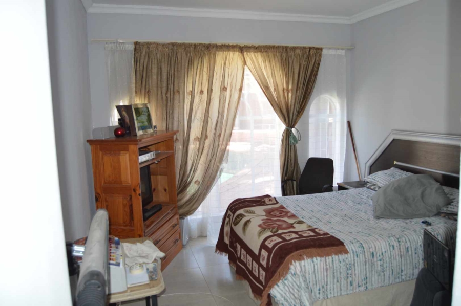 5 Bedroom Property for Sale in Mulbarton Gauteng