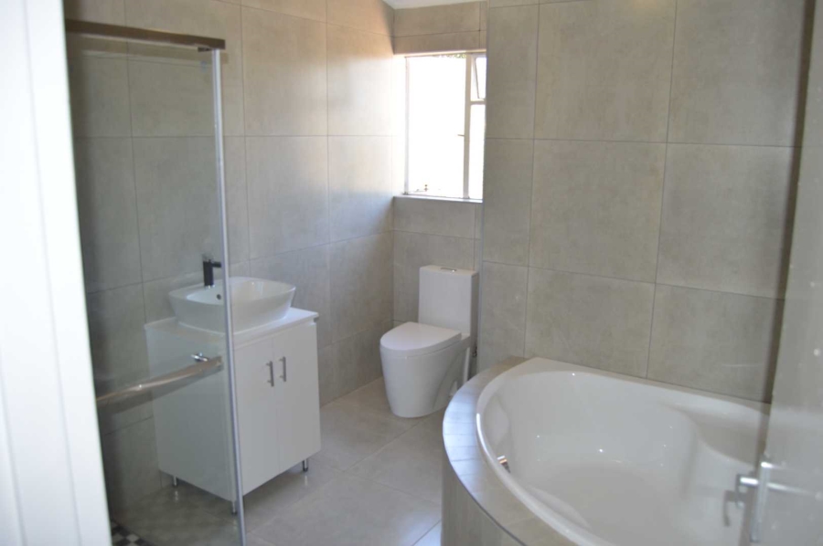 5 Bedroom Property for Sale in Mulbarton Gauteng