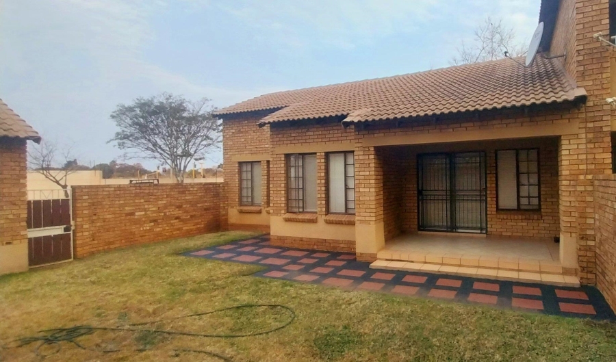 2 Bedroom Property for Sale in Monavoni Gauteng