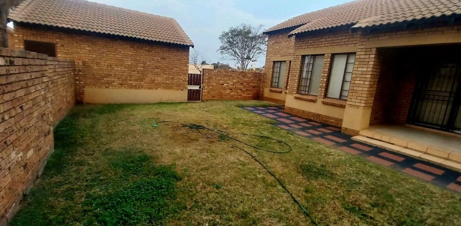 2 Bedroom Property for Sale in Monavoni Gauteng