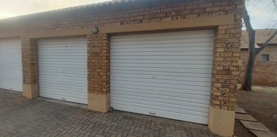 2 Bedroom Property for Sale in Monavoni Gauteng