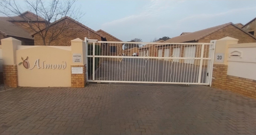 2 Bedroom Property for Sale in Monavoni Gauteng