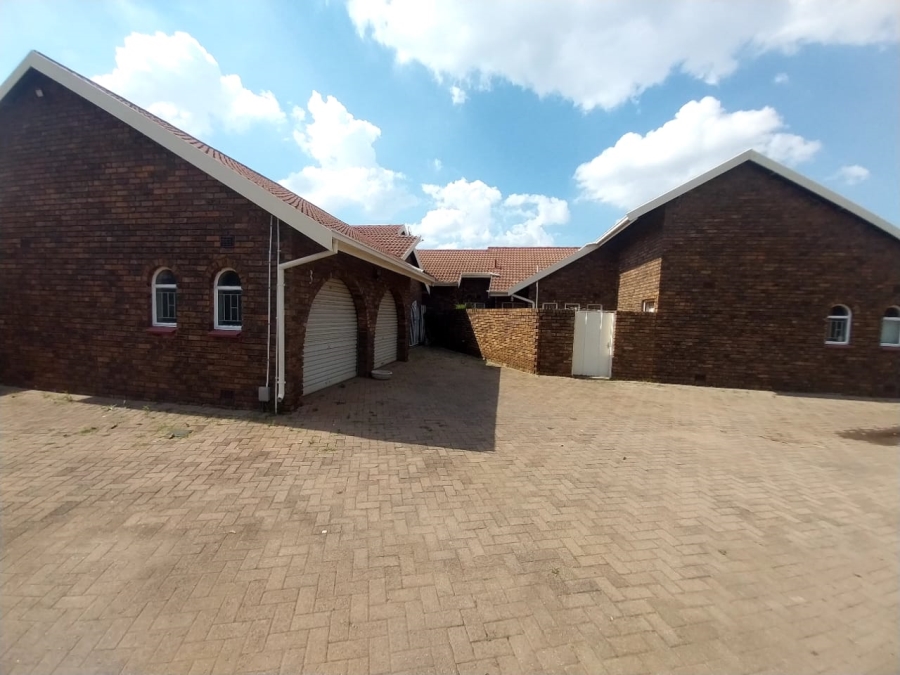 3 Bedroom Property for Sale in Birchleigh North Gauteng