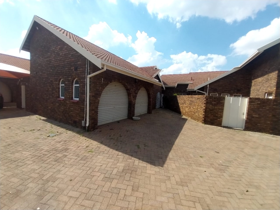 3 Bedroom Property for Sale in Birchleigh North Gauteng