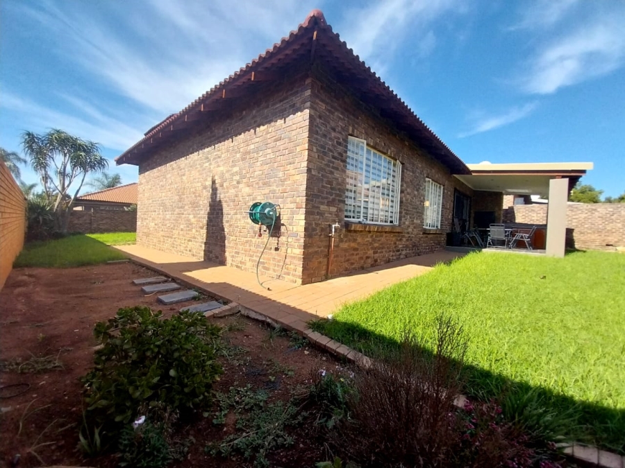 4 Bedroom Property for Sale in Thatchfield Close Gauteng