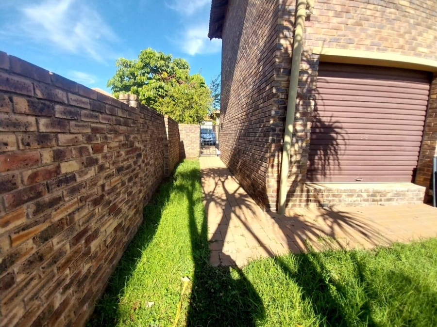 4 Bedroom Property for Sale in Thatchfield Close Gauteng