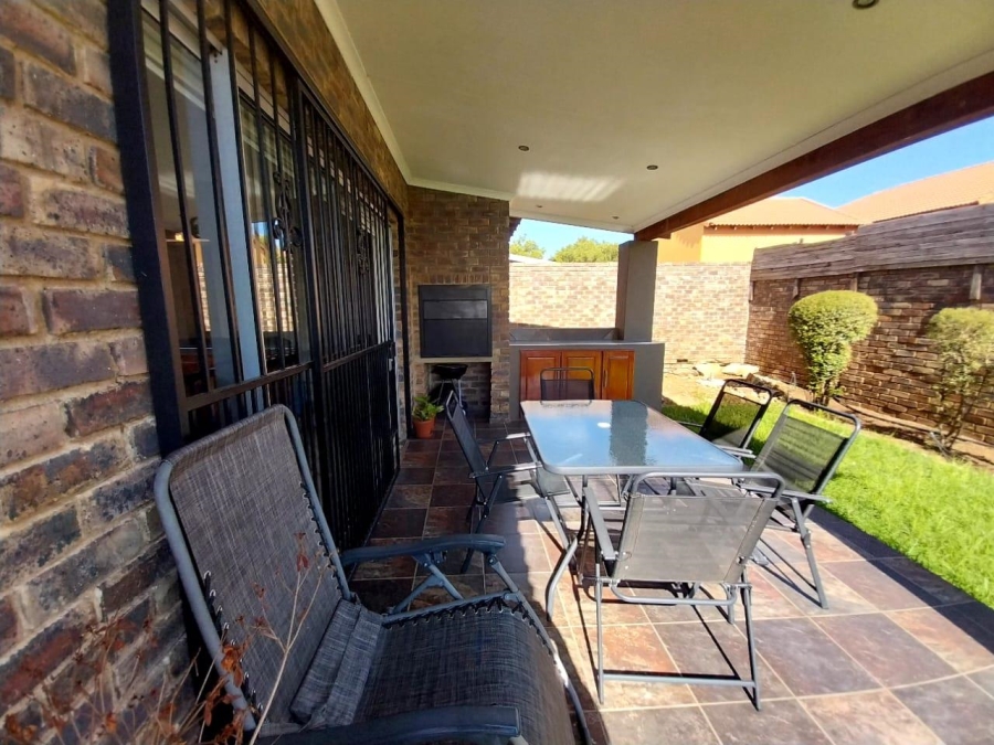 4 Bedroom Property for Sale in Thatchfield Close Gauteng