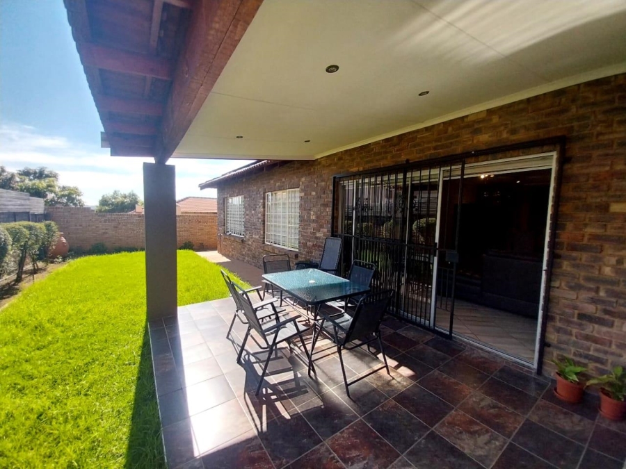 4 Bedroom Property for Sale in Thatchfield Close Gauteng