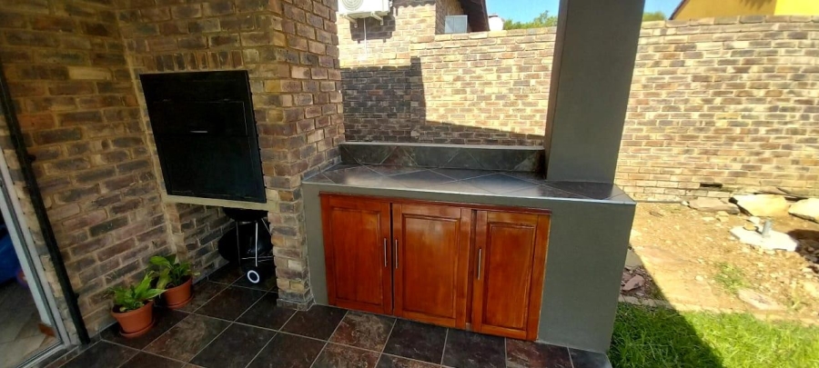 4 Bedroom Property for Sale in Thatchfield Close Gauteng