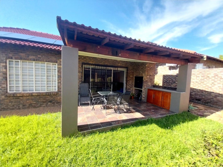 4 Bedroom Property for Sale in Thatchfield Close Gauteng