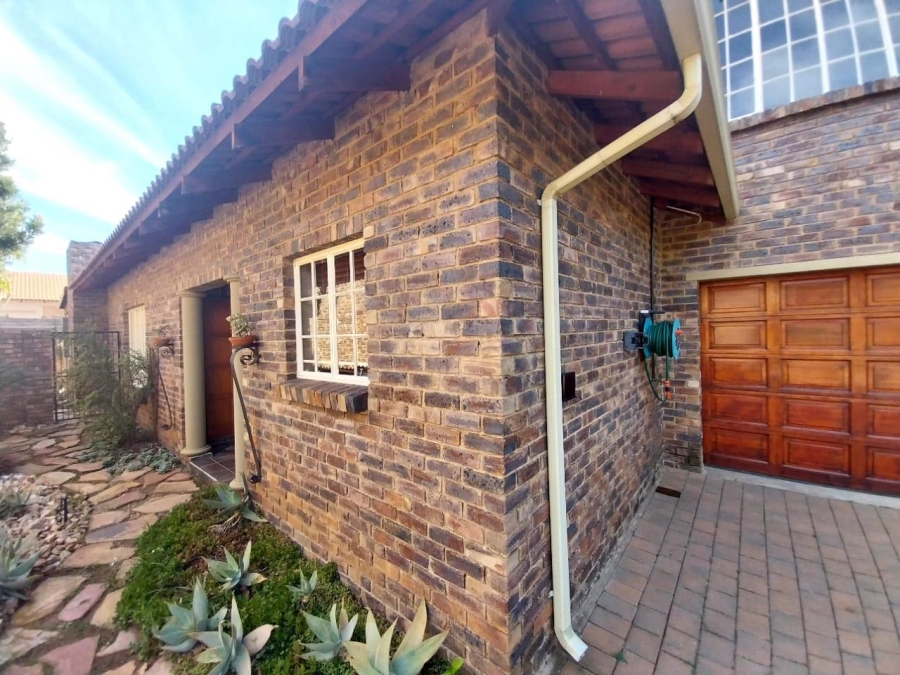 4 Bedroom Property for Sale in Thatchfield Close Gauteng