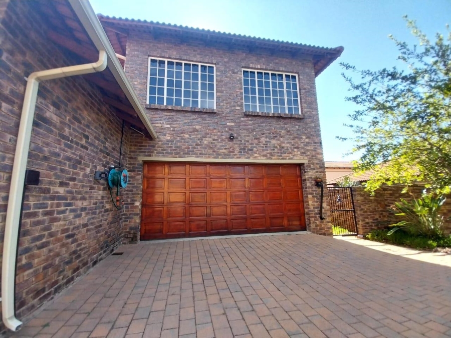 4 Bedroom Property for Sale in Thatchfield Close Gauteng