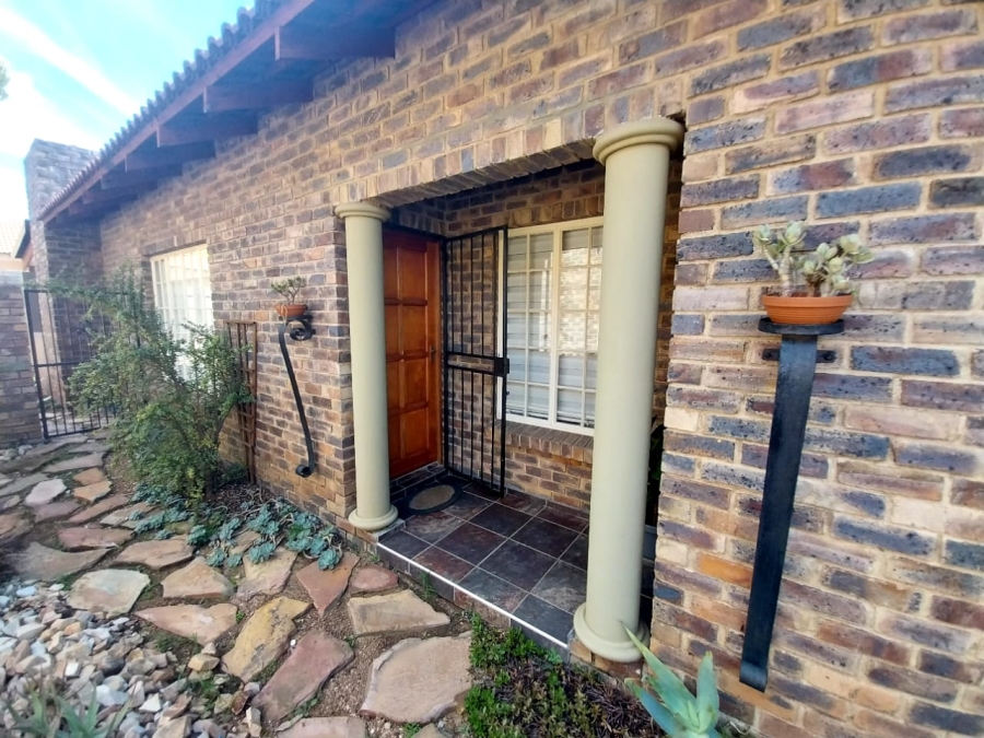 4 Bedroom Property for Sale in Thatchfield Close Gauteng