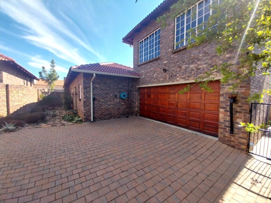 4 Bedroom Property for Sale in Thatchfield Close Gauteng