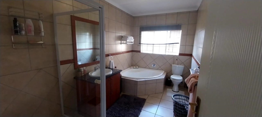 4 Bedroom Property for Sale in Thatchfield Close Gauteng