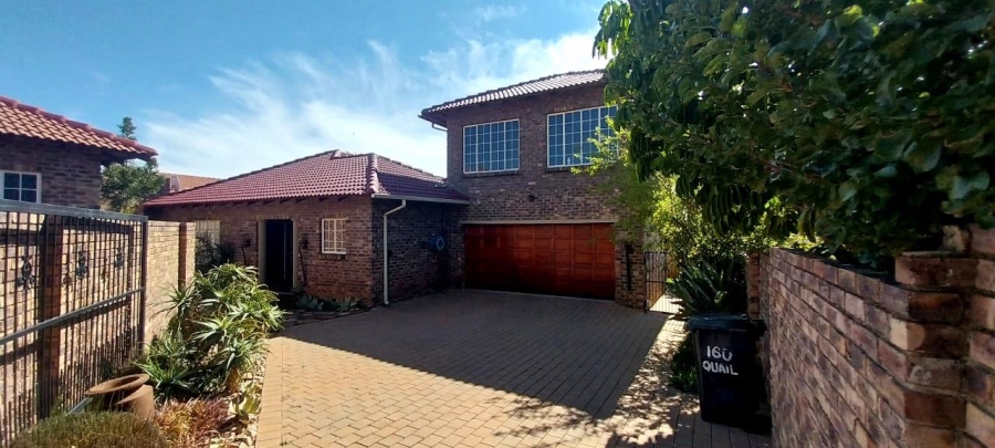 4 Bedroom Property for Sale in Thatchfield Close Gauteng