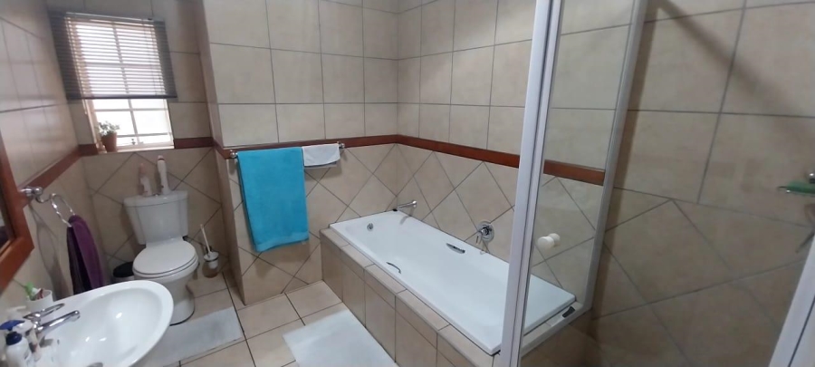 4 Bedroom Property for Sale in Thatchfield Close Gauteng