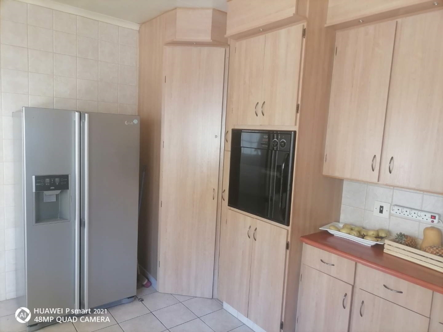 4 Bedroom Property for Sale in Glen Marais Gauteng