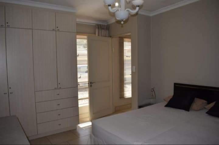 To Let 1 Bedroom Property for Rent in Orchards Gauteng