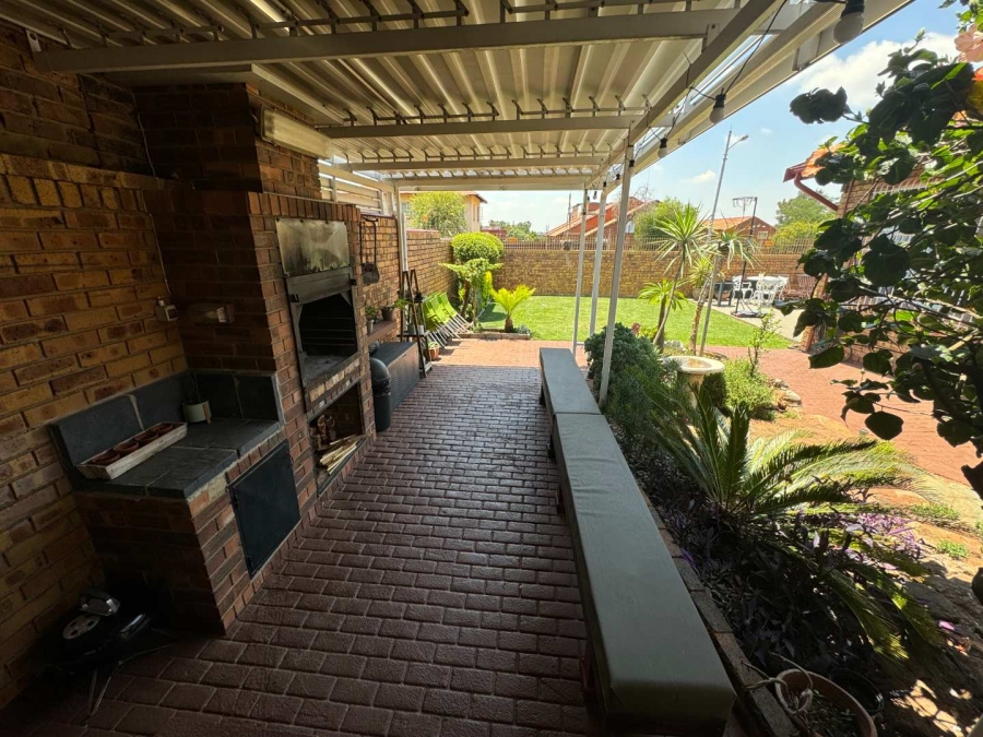 3 Bedroom Property for Sale in New Redruth Gauteng