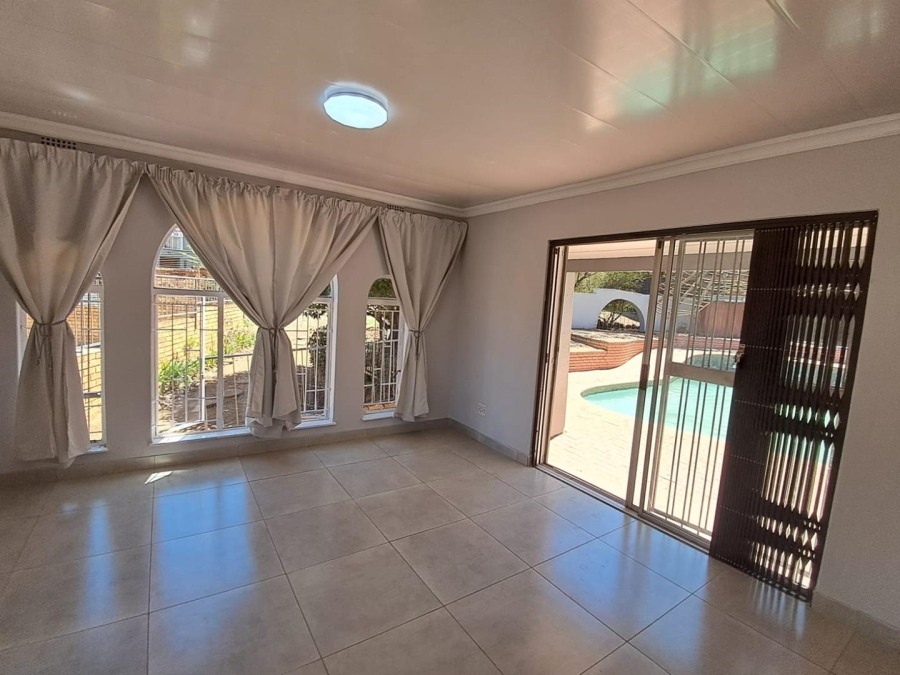 5 Bedroom Property for Sale in Mulbarton Gauteng