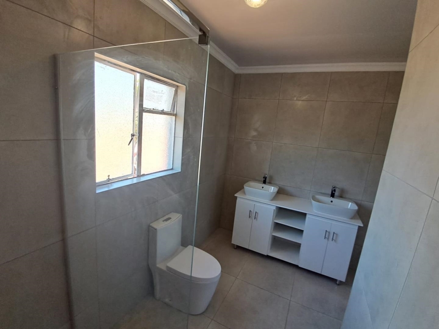 5 Bedroom Property for Sale in Mulbarton Gauteng