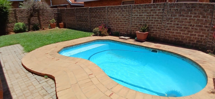 2 Bedroom Property for Sale in Bonaero Park Gauteng