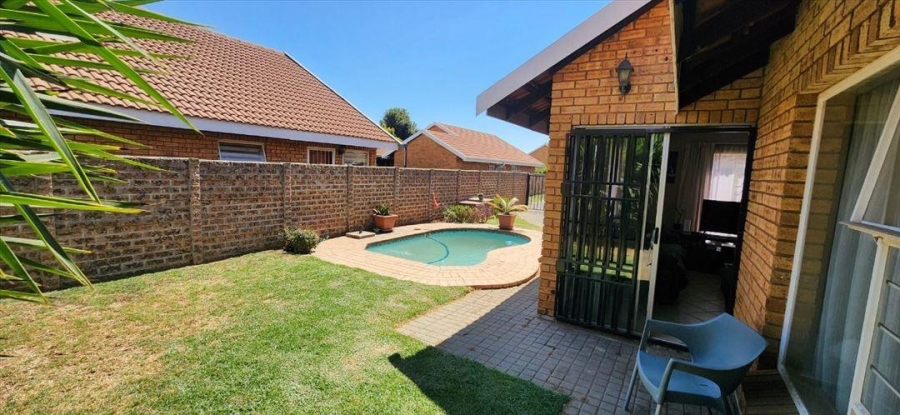 2 Bedroom Property for Sale in Bonaero Park Gauteng