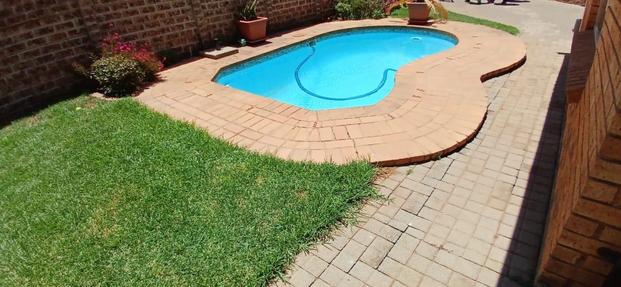 2 Bedroom Property for Sale in Bonaero Park Gauteng