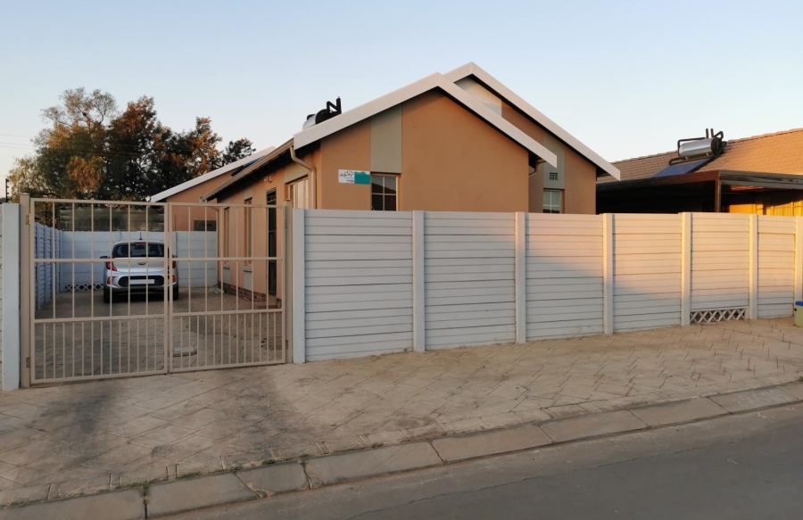 To Let 3 Bedroom Property for Rent in Sky City Gauteng