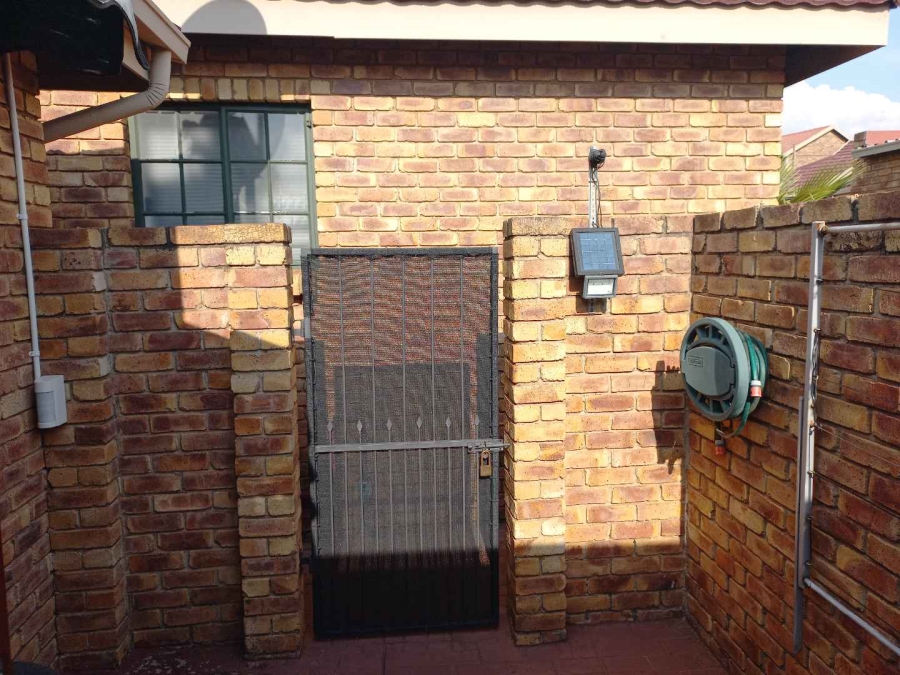 3 Bedroom Property for Sale in Die Hoewes Gauteng