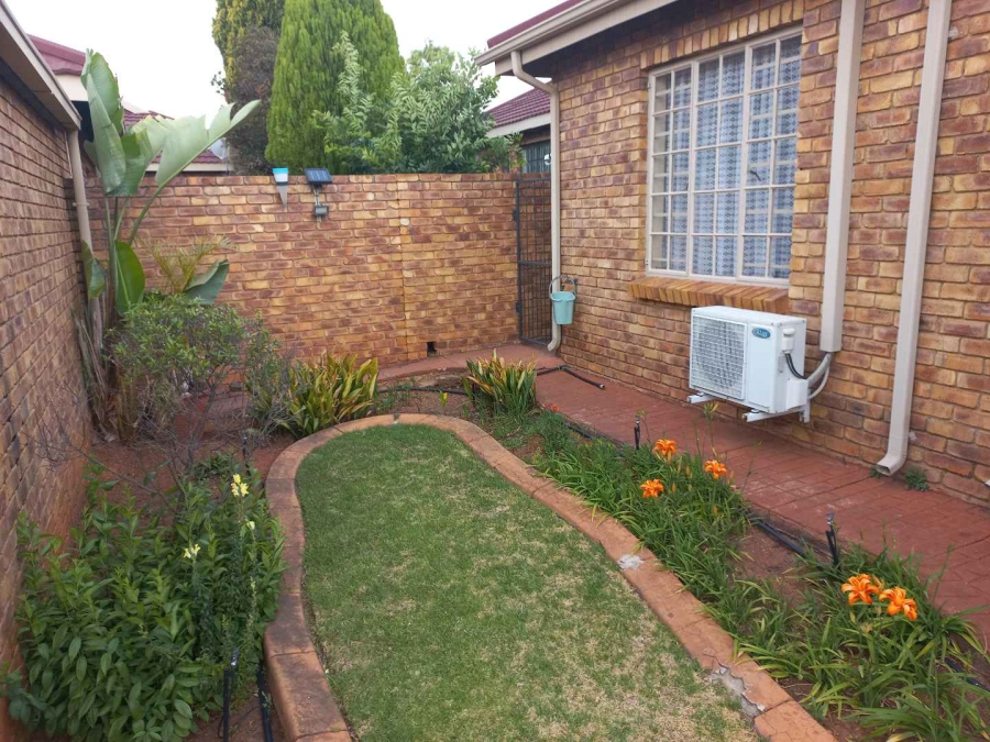 3 Bedroom Property for Sale in Die Hoewes Gauteng