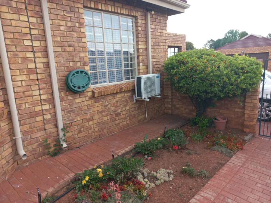 3 Bedroom Property for Sale in Die Hoewes Gauteng