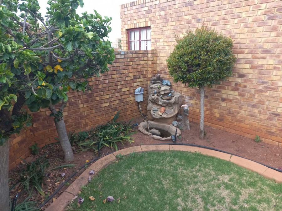 3 Bedroom Property for Sale in Die Hoewes Gauteng