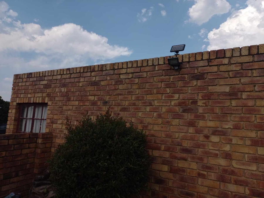 3 Bedroom Property for Sale in Die Hoewes Gauteng