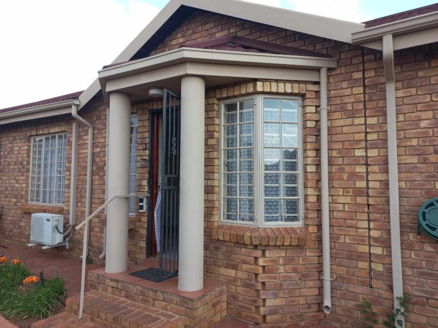 3 Bedroom Property for Sale in Die Hoewes Gauteng