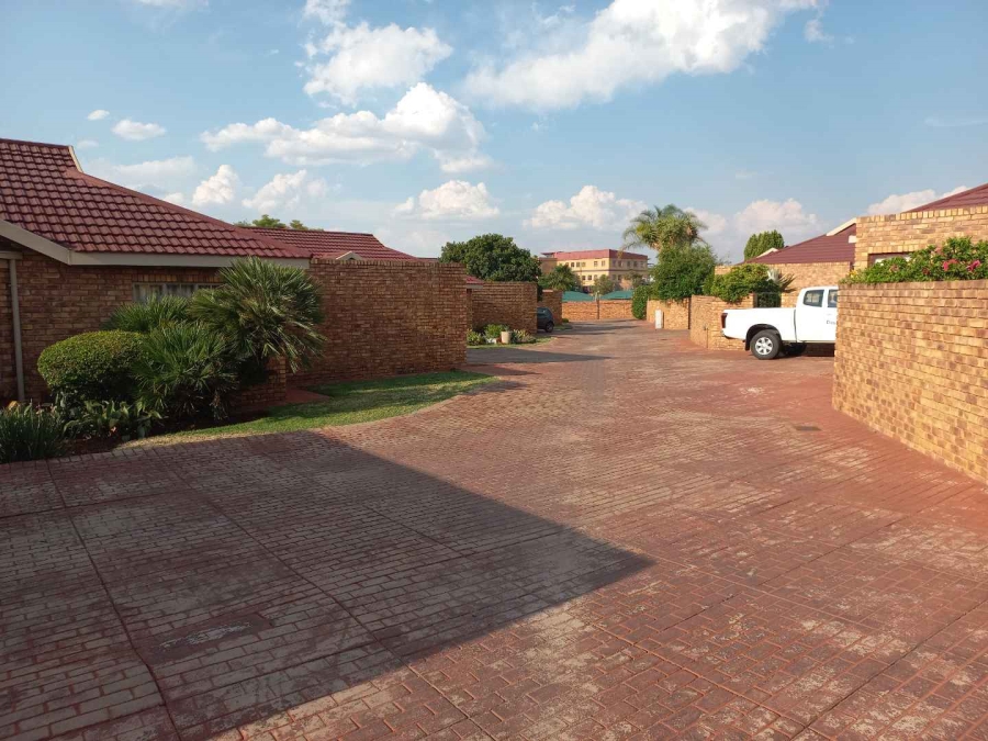 3 Bedroom Property for Sale in Die Hoewes Gauteng