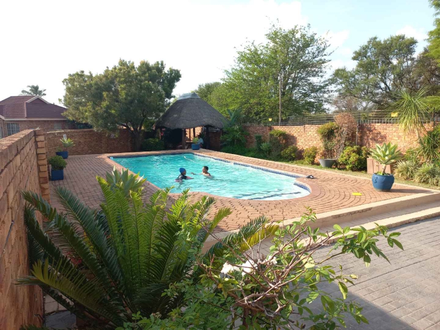 3 Bedroom Property for Sale in Die Hoewes Gauteng