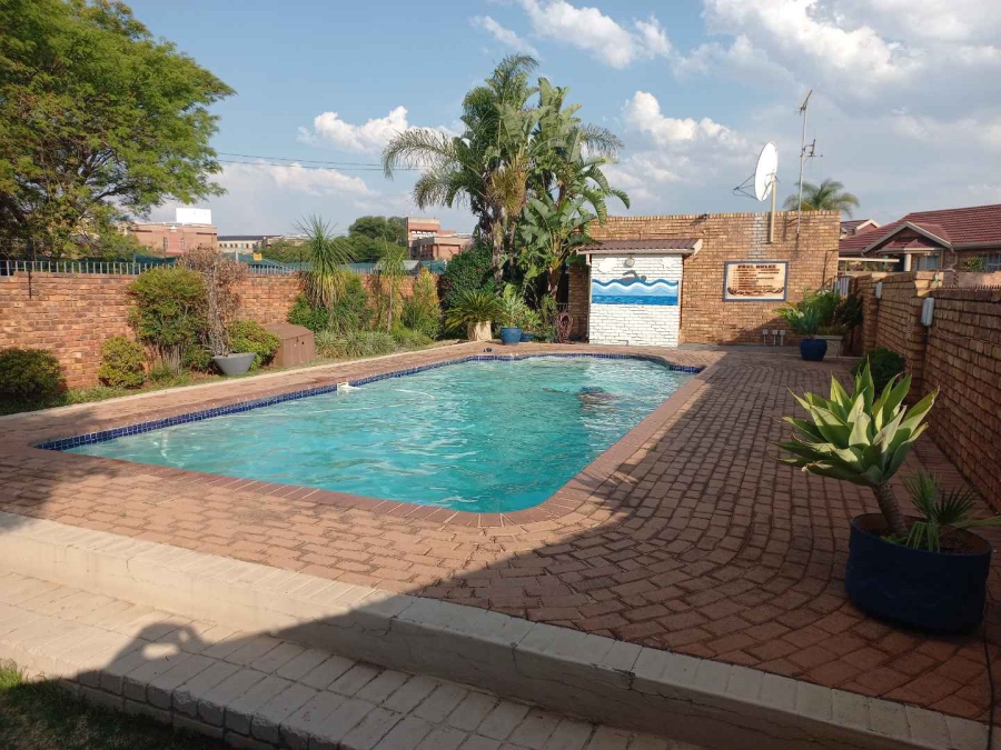 3 Bedroom Property for Sale in Die Hoewes Gauteng