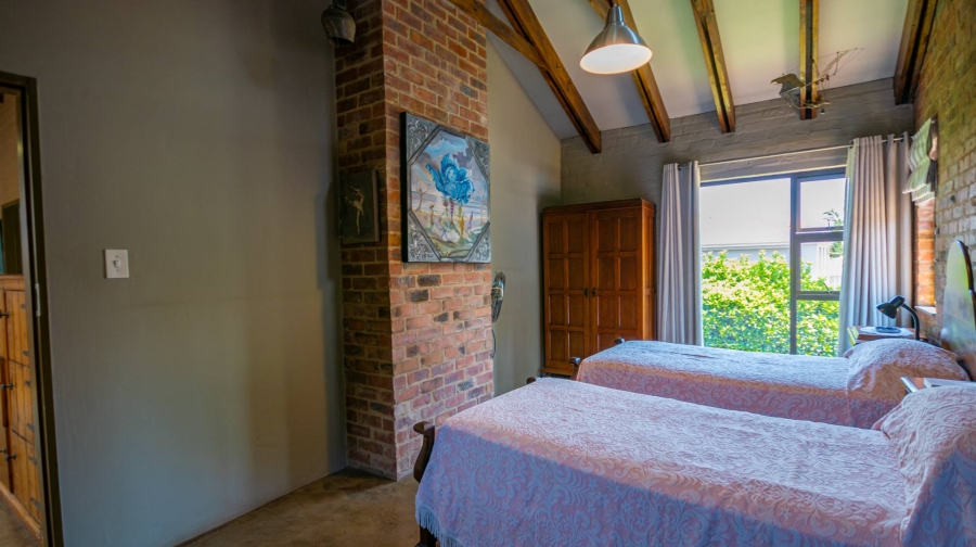 5 Bedroom Property for Sale in Faerie Glen Gauteng