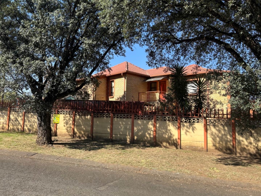 To Let 3 Bedroom Property for Rent in Brackendowns Gauteng