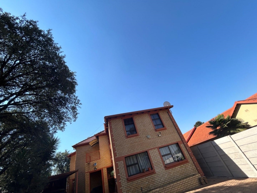 To Let 3 Bedroom Property for Rent in Brackendowns Gauteng