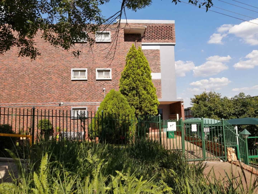 To Let 2 Bedroom Property for Rent in Waverley Gauteng